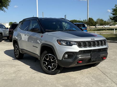 Used 2024 Jeep Compass Trailhawk AWD/4WD image 2