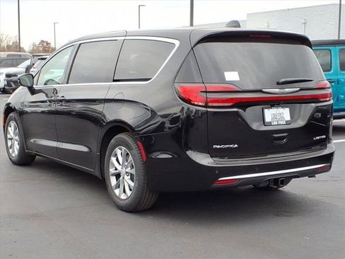 New 2026 Chrysler Pacifica Limited w/ Trailer Tow Group FWD image 4