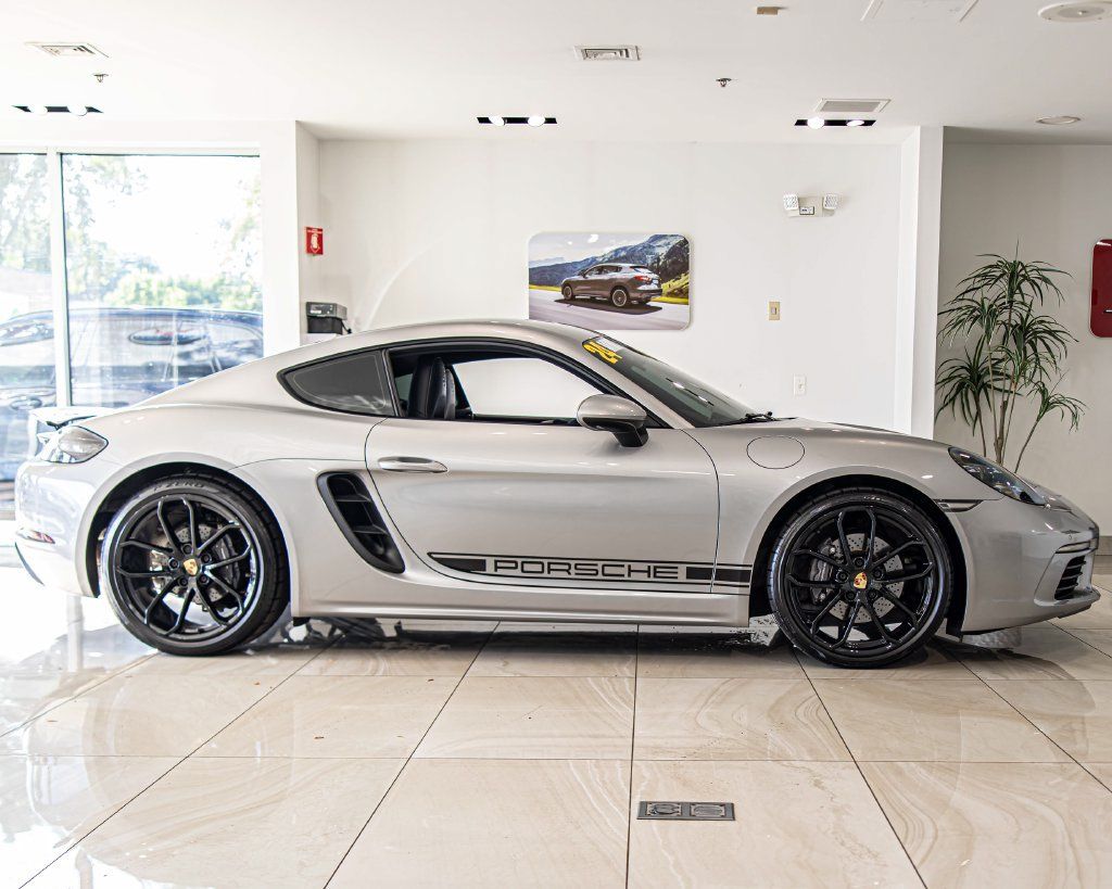 Used 2024 Porsche 718 Cayman RWD image 9