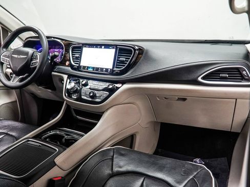 Used 2023 Chrysler Pacifica Limited FWD image 16
