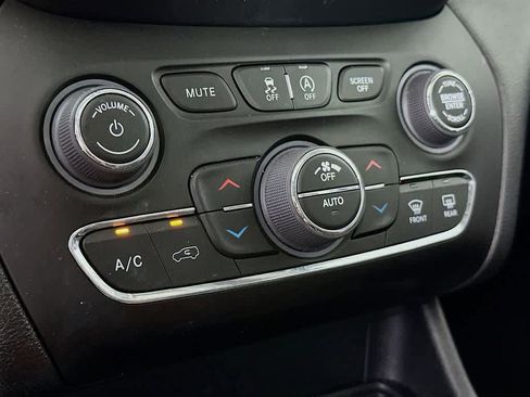 Used 2022 Jeep Cherokee Limited AWD/4WD image 18
