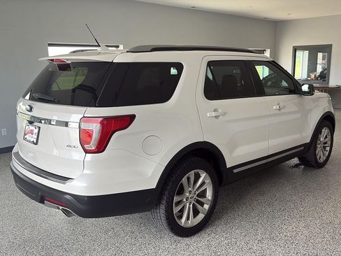 Used 2018 Ford Explorer XLT w/ Equipment Group 202A AWD/4WD image 4