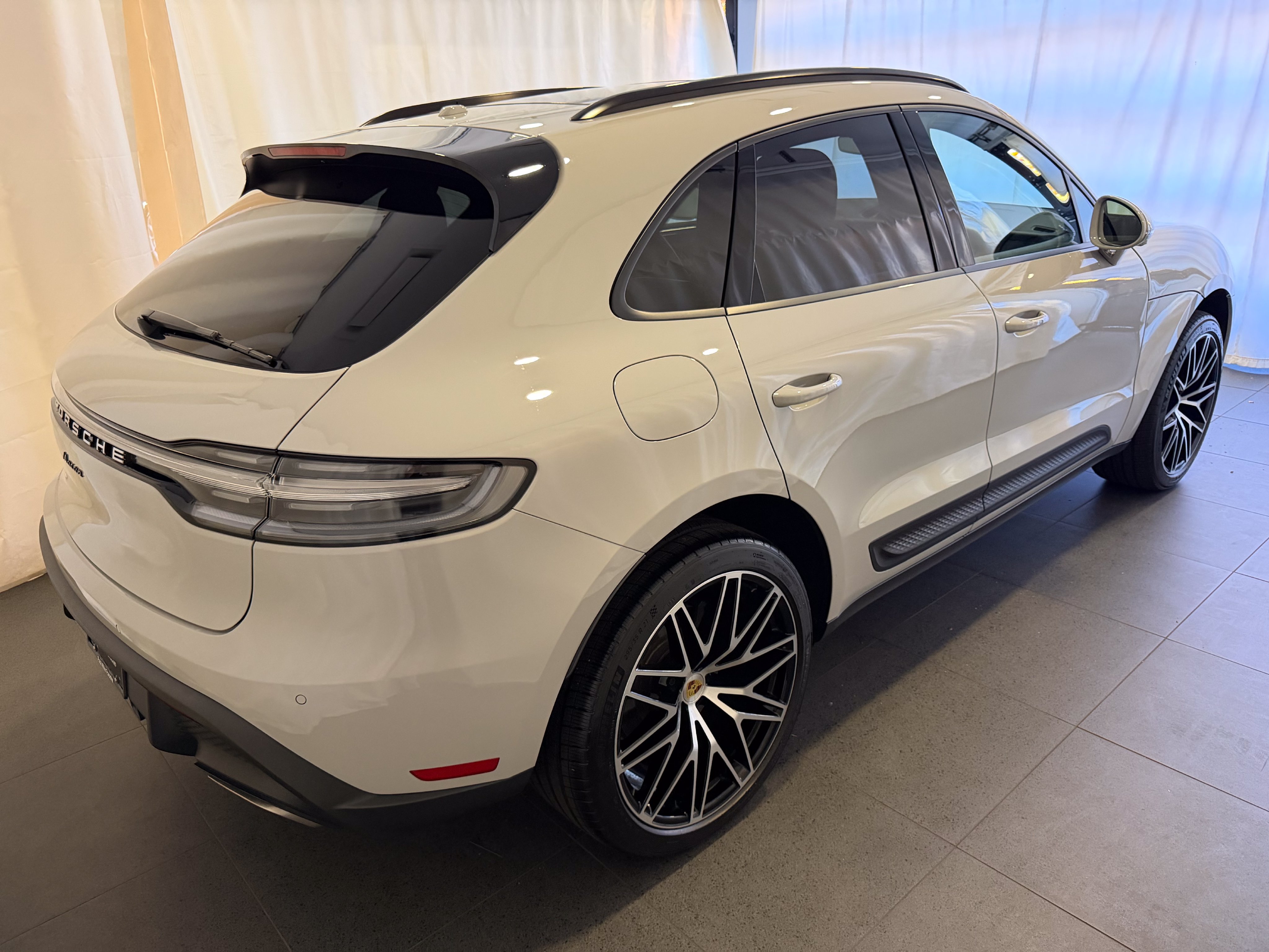 Certified 2026 Porsche Macan AWD/4WD image 9