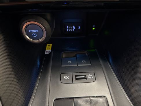 Used 2021 Toyota Venza Limited image 17