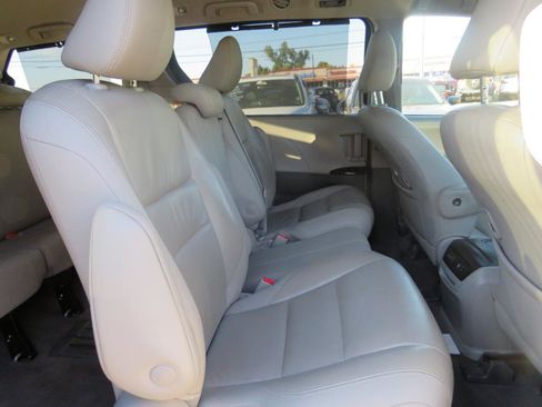 Used 2018 Toyota Sienna XLE FWD image 33
