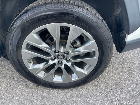 Used 2019 Toyota RAV4 Limited w/ Advanced Technology Package FWD image 10