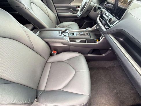Used 2025 Toyota Grand Highlander FWD image 35