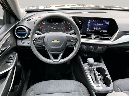 Used 2025 Chevrolet Trax LS w/ LS Convenience Package FWD image 6
