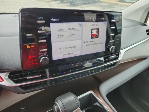 Used 2024 Toyota Sienna XLE FWD image 25