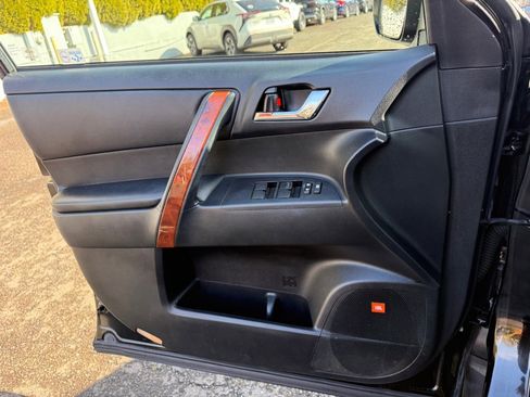 Used 2013 Toyota Highlander Limited image 23