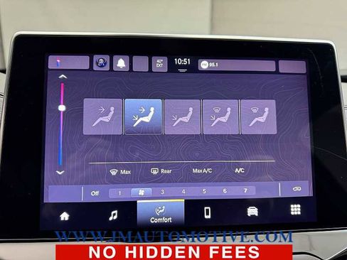 Used 2024 Jeep Compass Latitude image 23