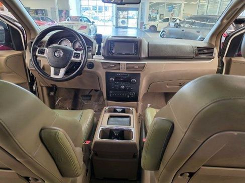 Used 2011 Volkswagen Routan SEL FWD image 15