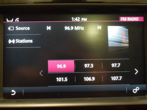 Used 2018 Jaguar F-PACE Premium image 28