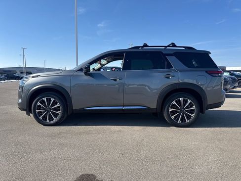 New 2026 Nissan Pathfinder Platinum image 3