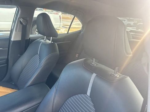 Used 2018 Toyota Camry SE image 9