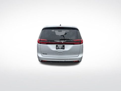 Used 2024 Chrysler Pacifica Limited image 6
