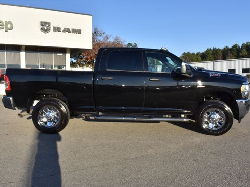 Used 2024 RAM 2500 Tradesman w/ Chrome Appearance Group image 9