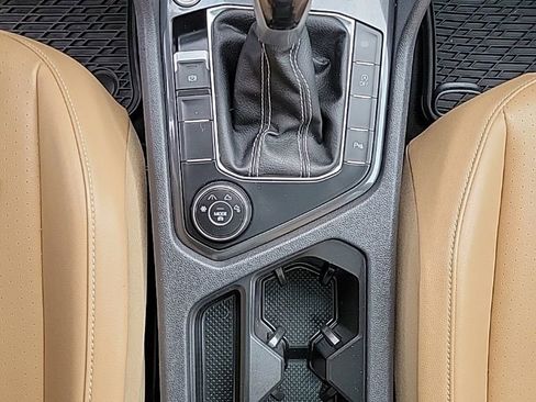 Certified 2022 Volkswagen Tiguan SE R-Line image 40