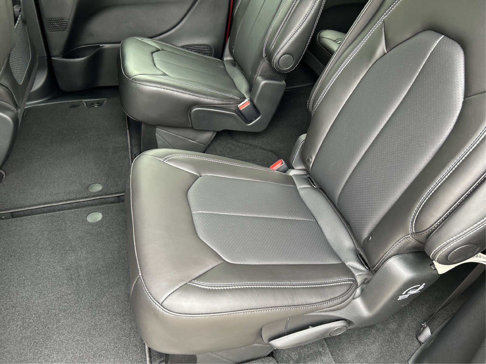 New 2026 Chrysler Pacifica Select FWD image 10