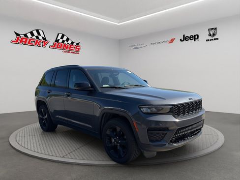 Used 2023 Jeep Grand Cherokee Altitude image 11