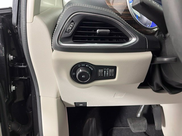 Used 2023 Chrysler Pacifica Limited AWD/4WD image 19