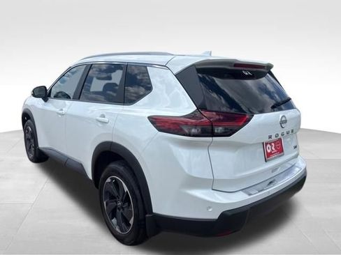 Used 2024 Nissan Rogue SV w/ SV Premium Package FWD image 4