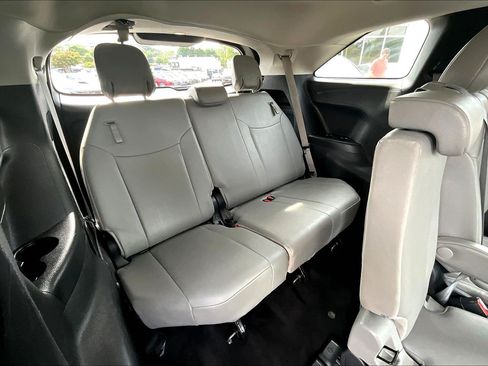Used 2025 Toyota Sienna XLE FWD image 30