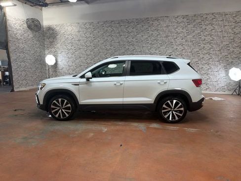 Used 2024 Volkswagen Taos SE FWD image 4