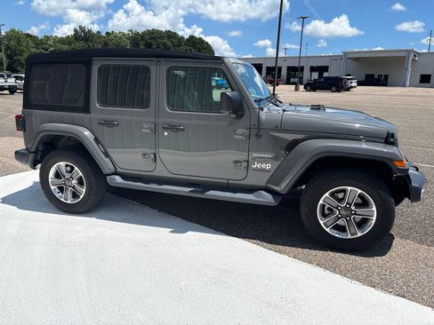 Used 2020 Jeep Wrangler Unlimited Sahara AWD/4WD image 3