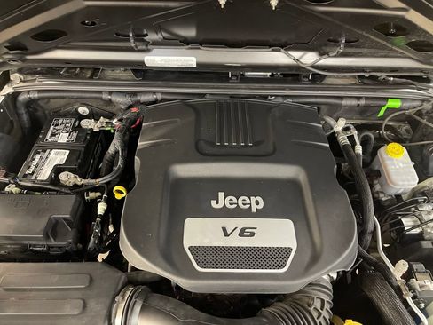 Used 2018 Jeep Wrangler Unlimited Sport S AWD/4WD image 10