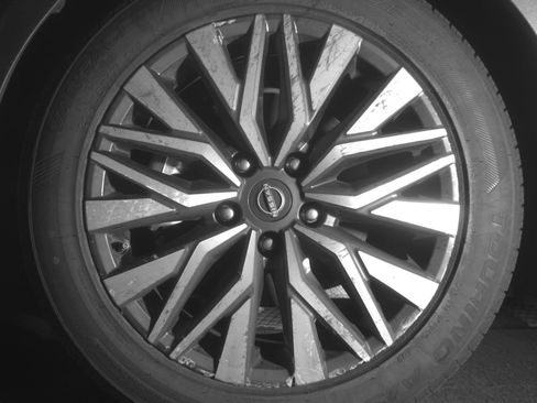Used 2025 Nissan Altima 2.5 SV FWD image 12