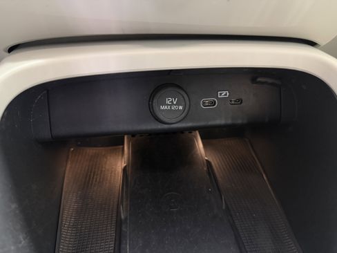 Used 2023 Volvo XC40 B4 Ultimate FWD image 16