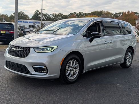 Used 2024 Chrysler Pacifica Touring-L image 8