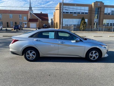 Used 2021 Hyundai Elantra SE image 4