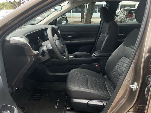 Used 2025 Nissan Kicks SV AWD/4WD image 9
