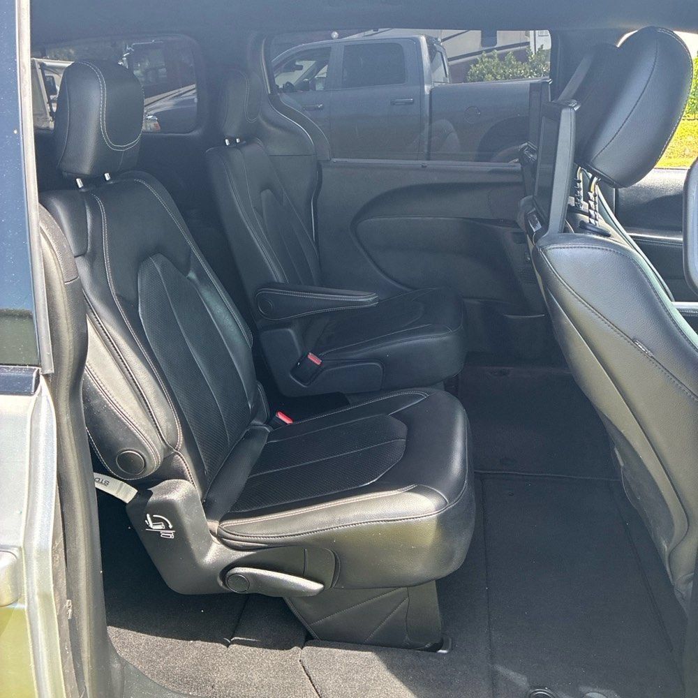 Used 2020 Chrysler Pacifica Touring-L Plus FWD image 11