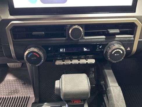 Used 2025 Toyota Tacoma TRD Off-Road image 18