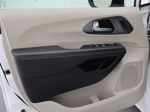 Used 2024 Chrysler Pacifica Touring-L FWD image 40