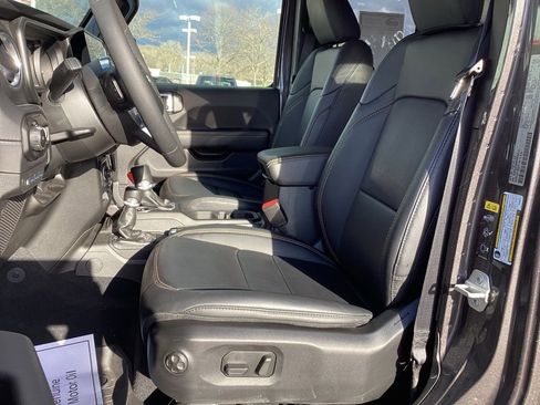 Used 2025 Jeep Wrangler Unlimited Sahara image 13