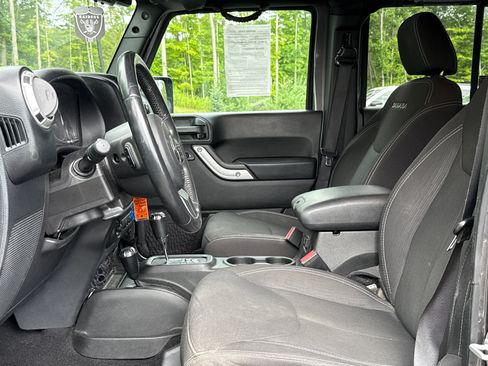Used 2017 Jeep Wrangler Unlimited Sahara w/ Connectivity Group AWD/4WD image 4