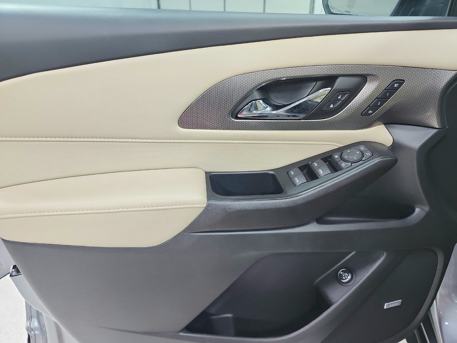 Used 2023 Chevrolet Traverse Premier FWD image 37