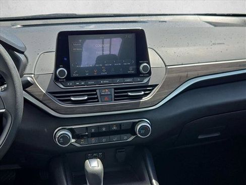 Used 2025 Nissan Altima 2.5 SV FWD image 12