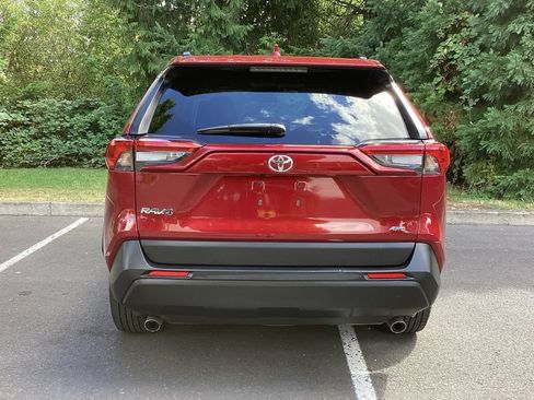 Used 2021 Toyota RAV4 LE AWD/4WD image 19
