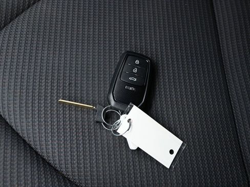 Used 2021 Toyota Highlander LE image 31