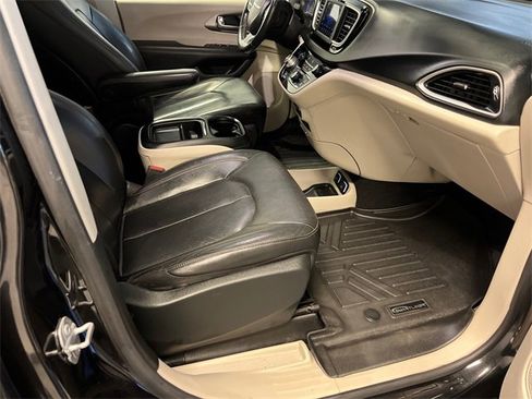 Used 2020 Chrysler Pacifica Touring-L image 11