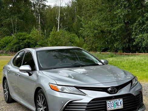 Used 2022 Toyota Camry XLE w/ Navigation Package FWD image 2