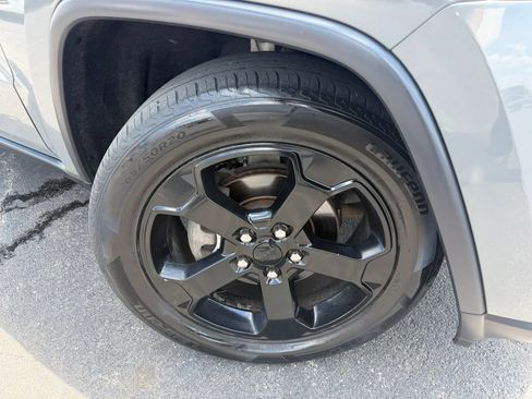 Used 2019 Jeep Grand Cherokee Laredo AWD/4WD image 54