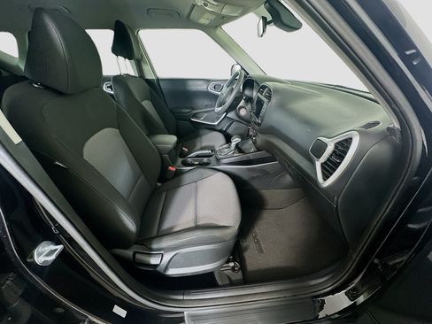 Used 2025 Kia Soul LX w/ LX Technology Package FWD image 31