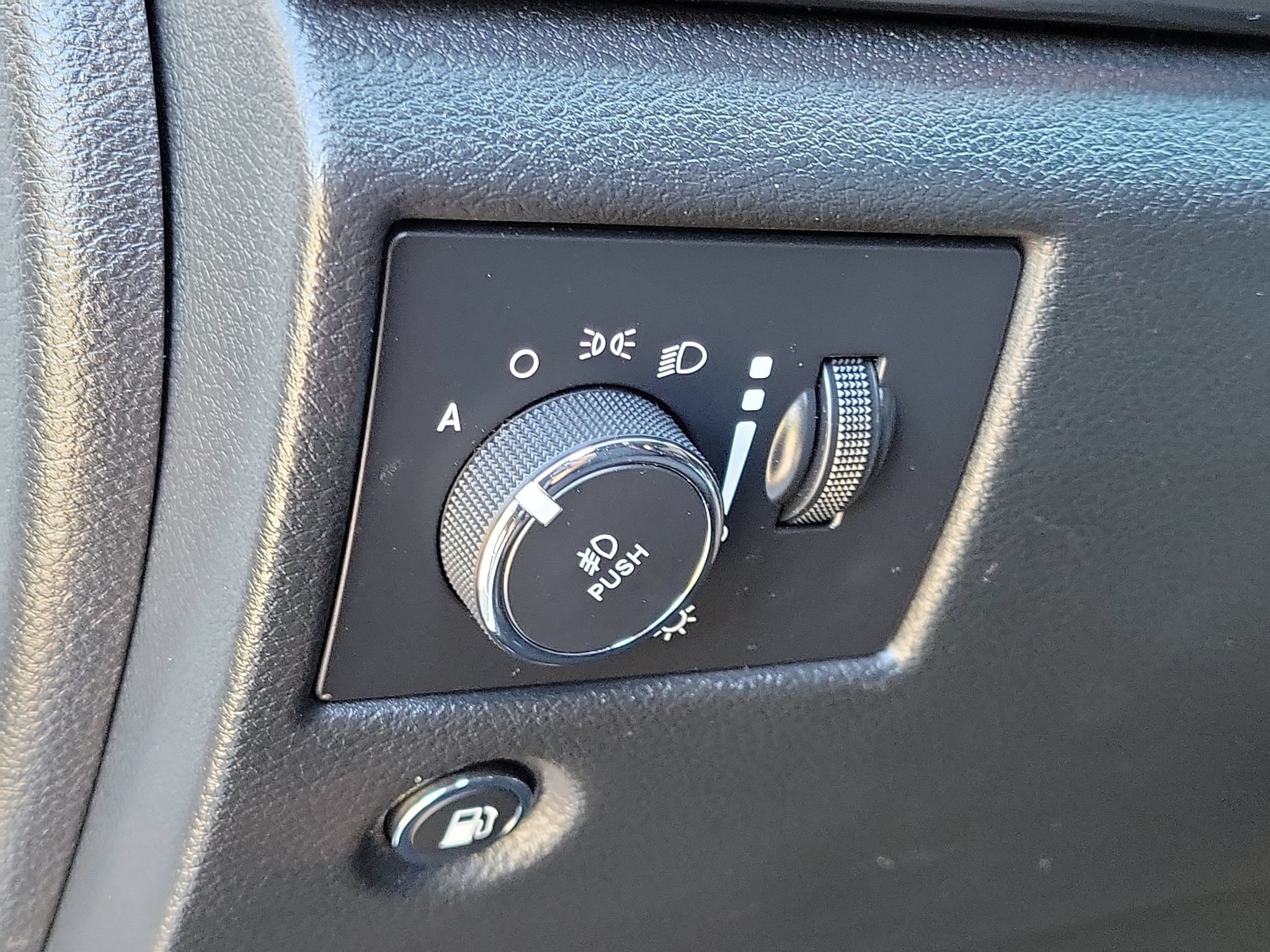 Used 2019 Jeep Grand Cherokee Laredo w/ Security & Convenience Group AWD/4WD image 10