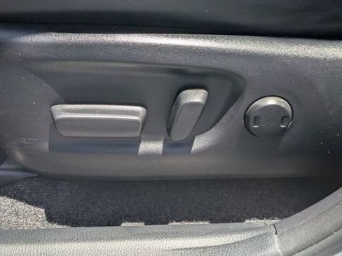Used 2018 Toyota RAV4 Limited FWD image 21